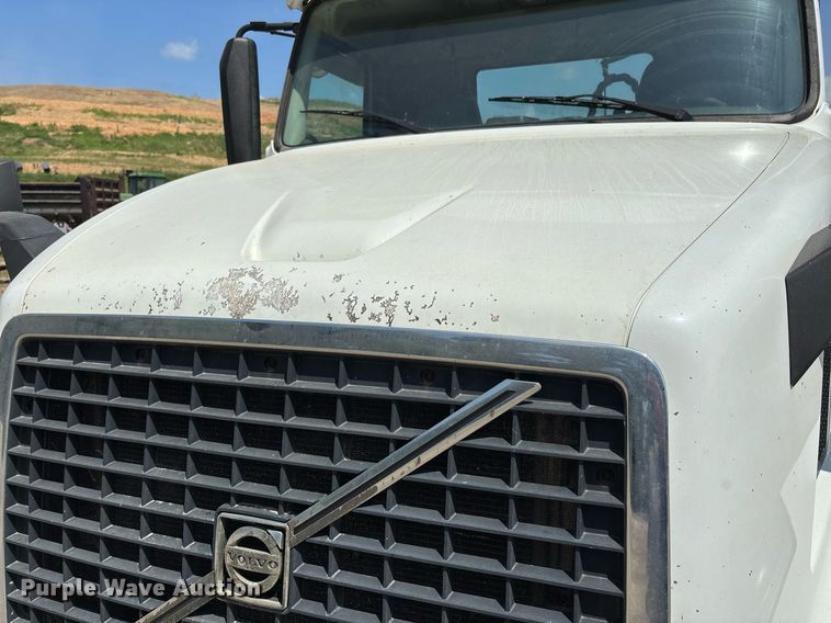 image for item DW7093 2015 Volvo VNL semi truck