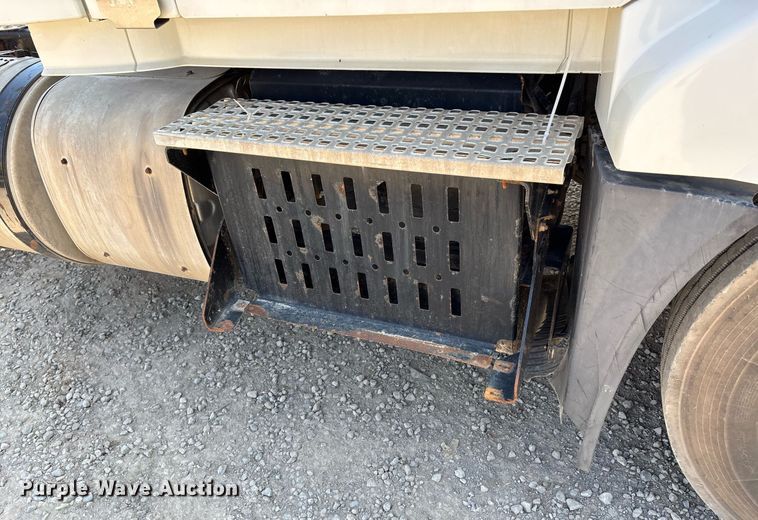 image for item DW7093 2015 Volvo VNL semi truck