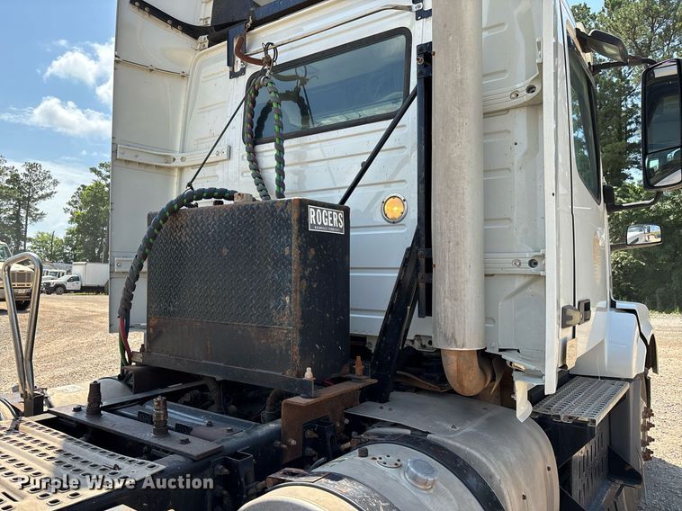 image for item DW7093 2015 Volvo VNL semi truck