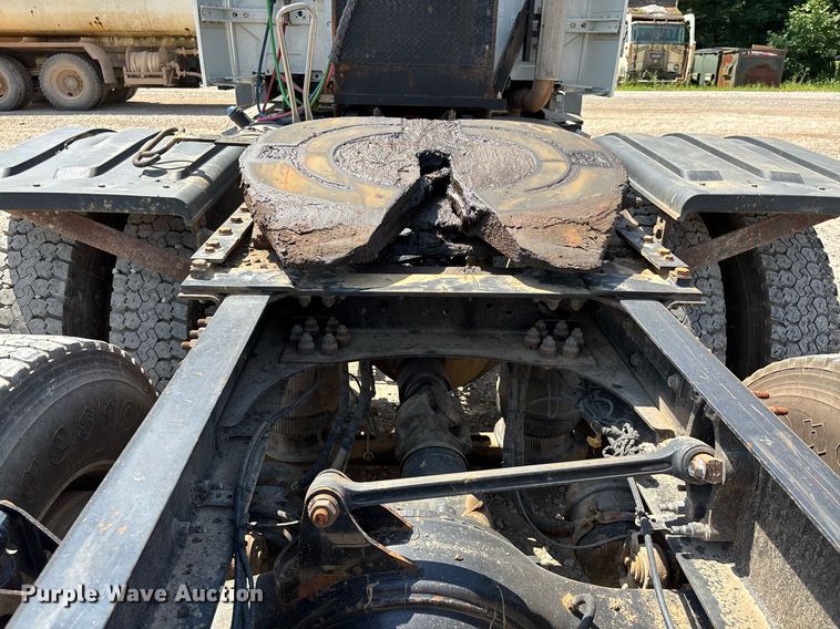 image for item DW7093 2015 Volvo VNL semi truck