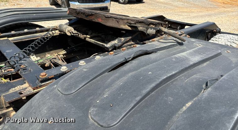 image for item DW7093 2015 Volvo VNL semi truck