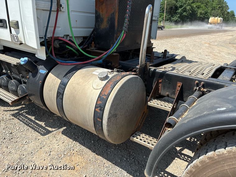 image for item DW7093 2015 Volvo VNL semi truck