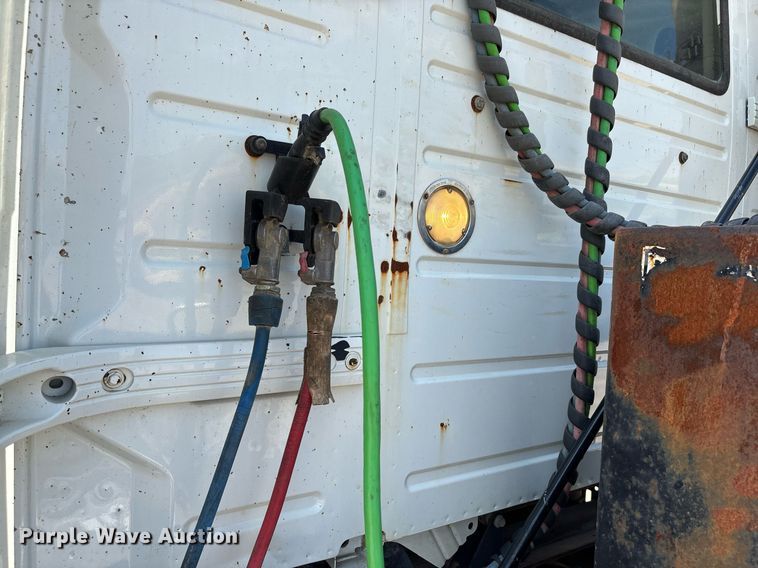 image for item DW7093 2015 Volvo VNL semi truck