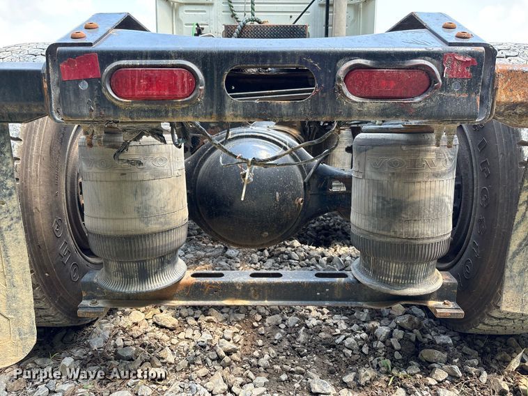 image for item DW7093 2015 Volvo VNL semi truck