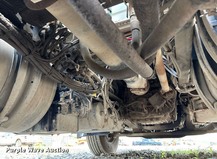 image for item DW7093 2015 Volvo VNL semi truck