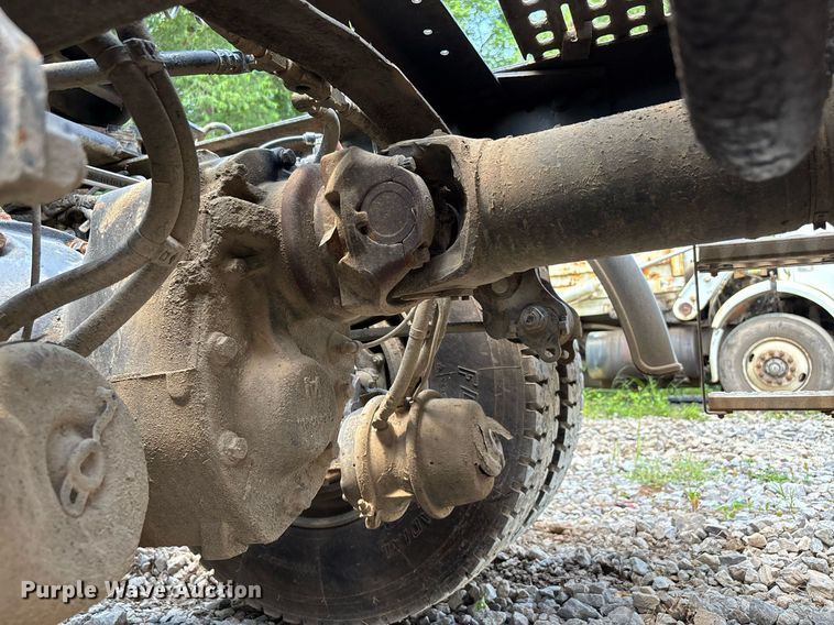 image for item DW7093 2015 Volvo VNL semi truck