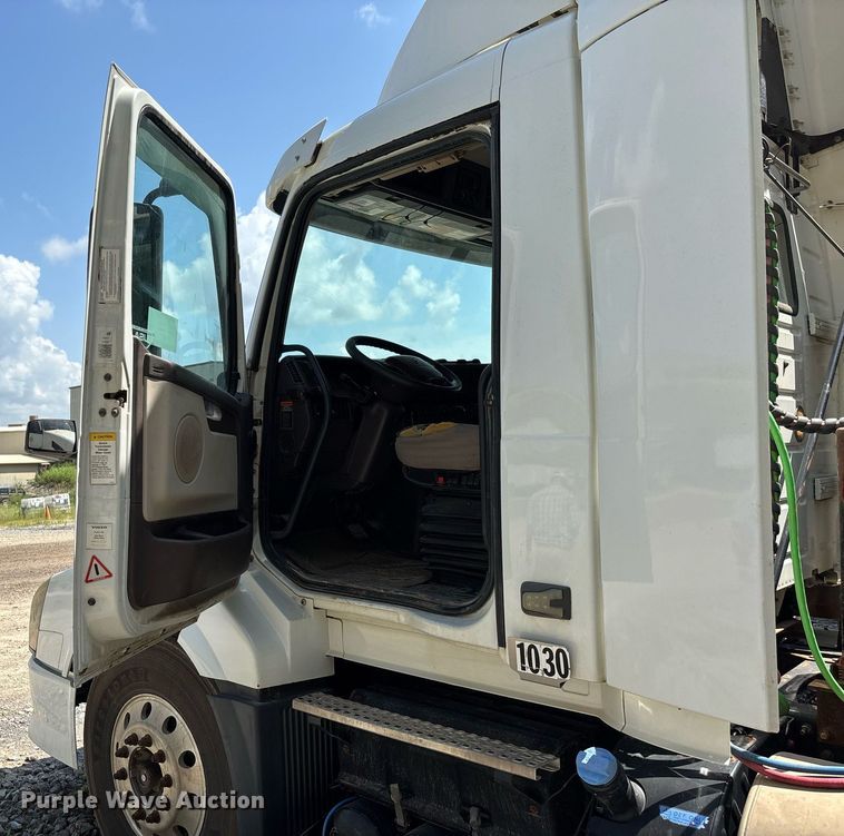 image for item DW7093 2015 Volvo VNL semi truck
