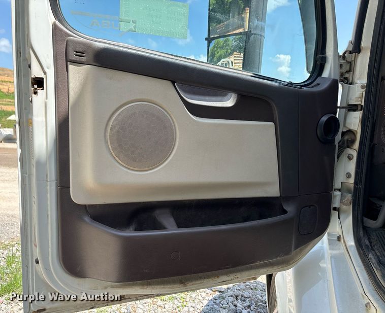 image for item DW7093 2015 Volvo VNL semi truck