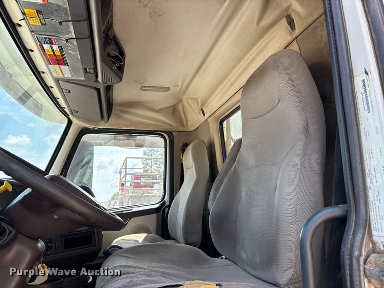 image for item DW7093 2015 Volvo VNL semi truck