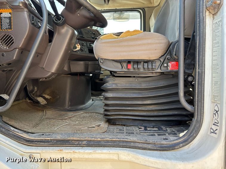 image for item DW7093 2015 Volvo VNL semi truck