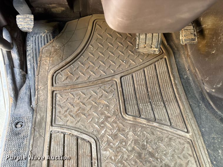 image for item DW7093 2015 Volvo VNL semi truck