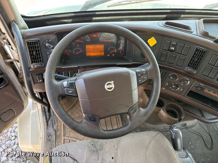 image for item DW7093 2015 Volvo VNL semi truck