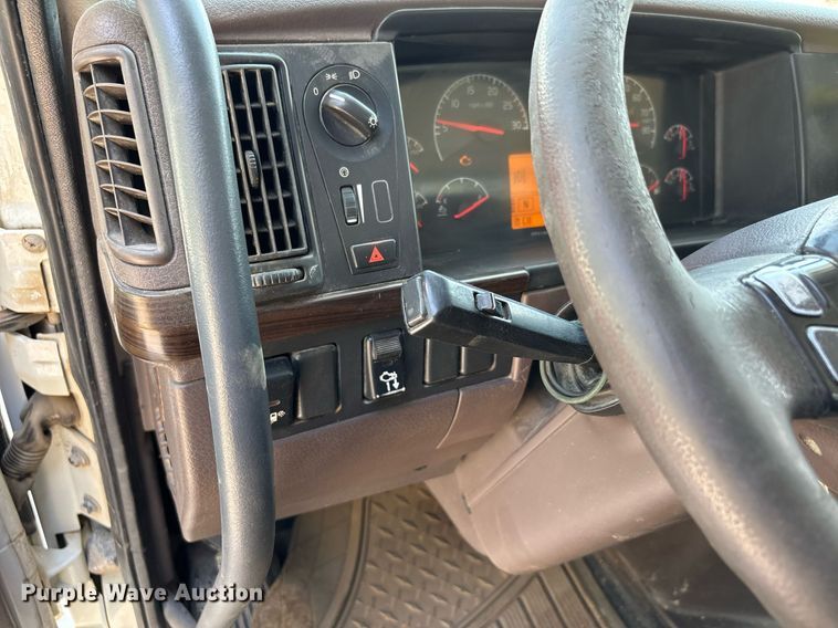 image for item DW7093 2015 Volvo VNL semi truck