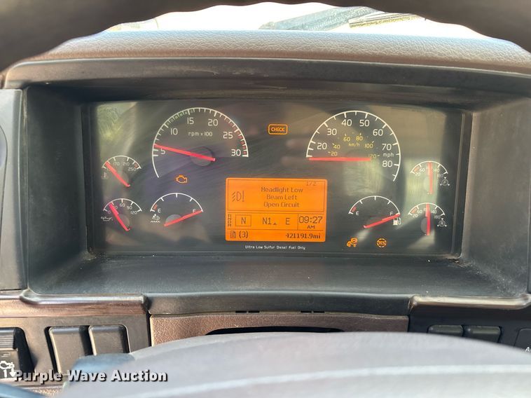 image for item DW7093 2015 Volvo VNL semi truck