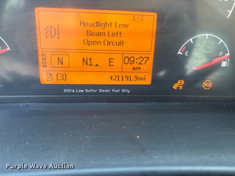 image for item DW7093 2015 Volvo VNL semi truck