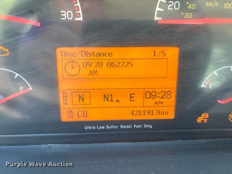 image for item DW7093 2015 Volvo VNL semi truck