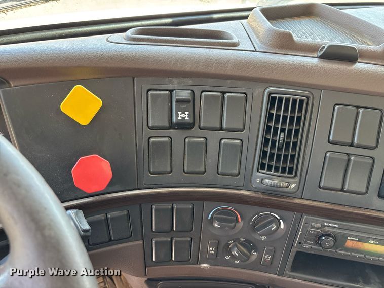 image for item DW7093 2015 Volvo VNL semi truck