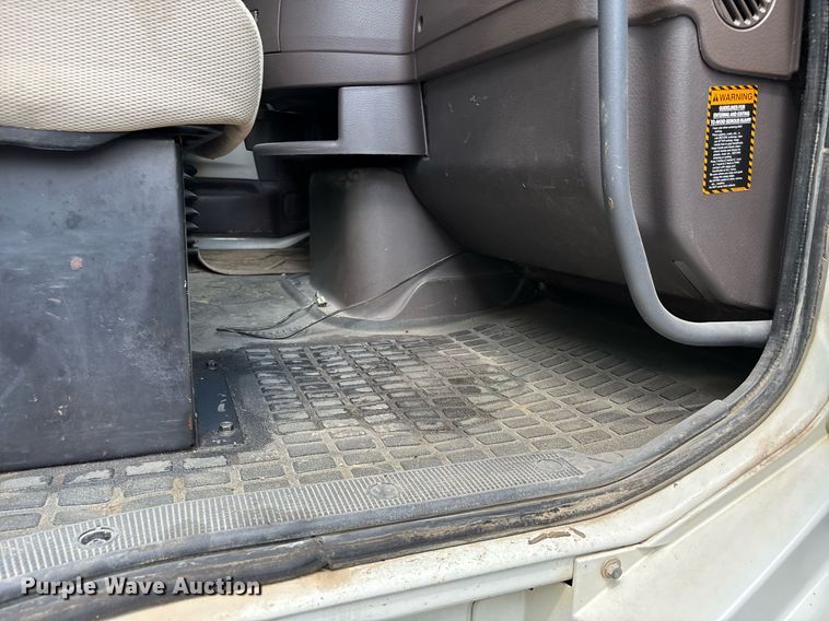 image for item DW7093 2015 Volvo VNL semi truck