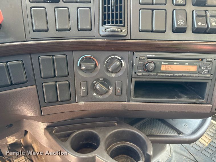 image for item DW7093 2015 Volvo VNL semi truck