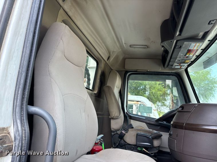 image for item DW7093 2015 Volvo VNL semi truck