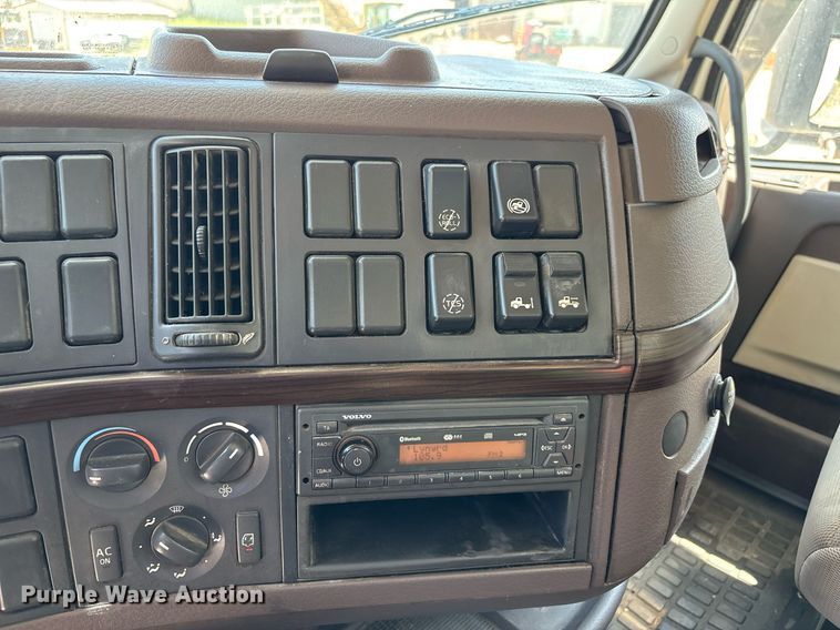 image for item DW7093 2015 Volvo VNL semi truck