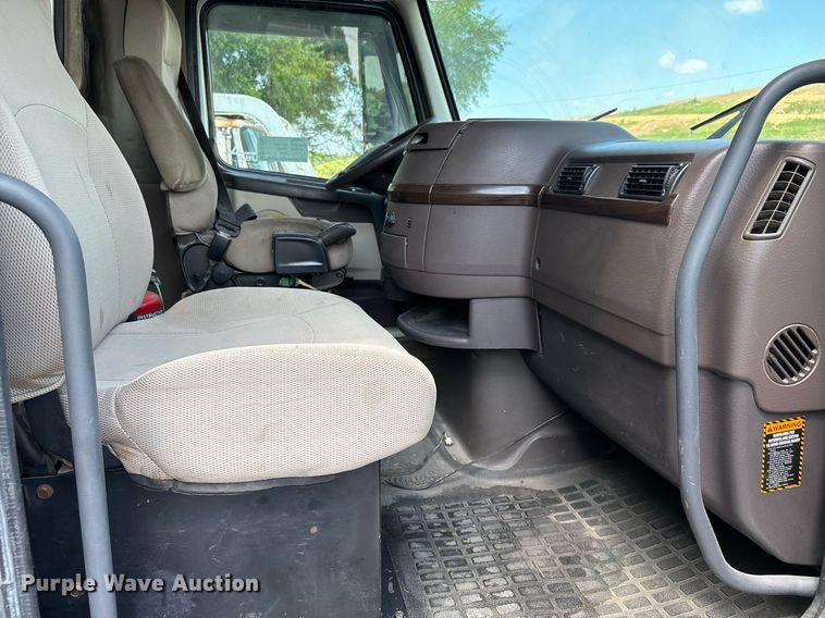 image for item DW7093 2015 Volvo VNL semi truck