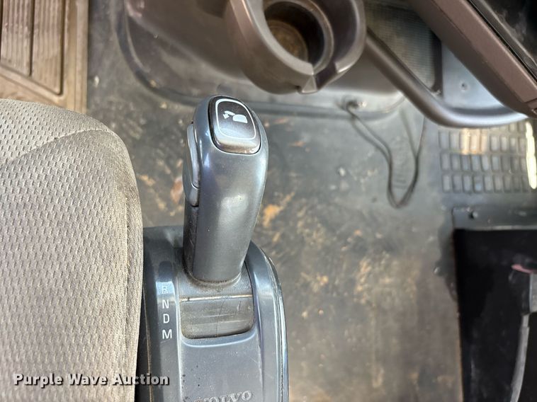 image for item DW7093 2015 Volvo VNL semi truck