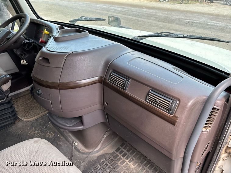 image for item DW7093 2015 Volvo VNL semi truck