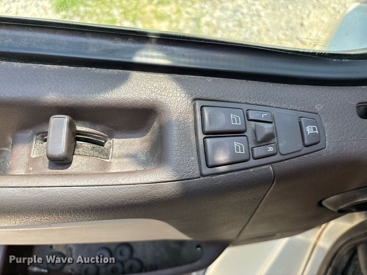 image for item DW7093 2015 Volvo VNL semi truck