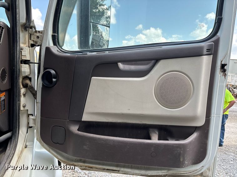 image for item DW7093 2015 Volvo VNL semi truck