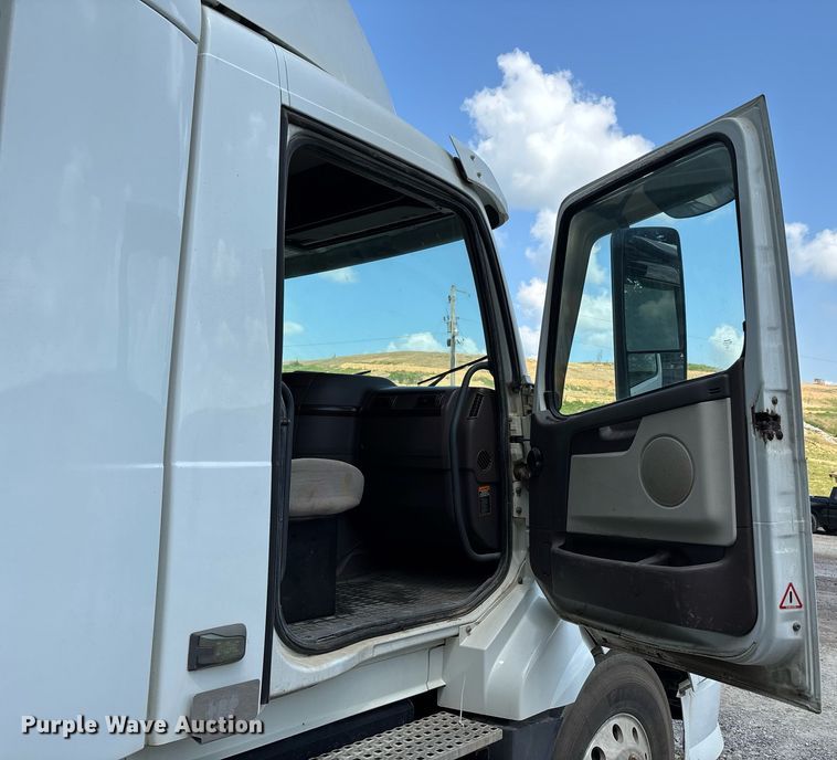 image for item DW7093 2015 Volvo VNL semi truck