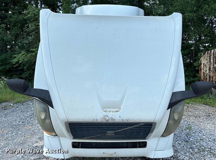 image for item DW7093 2015 Volvo VNL semi truck