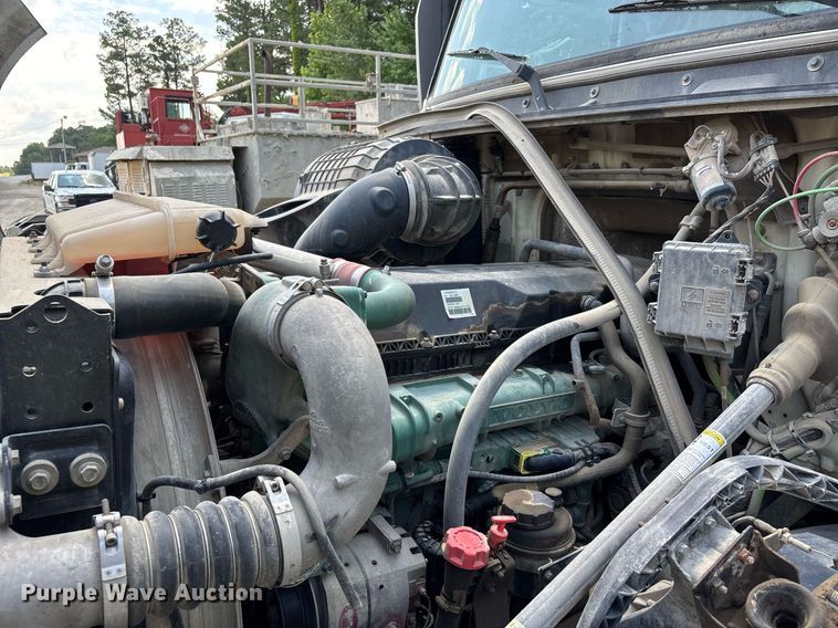 image for item DW7093 2015 Volvo VNL semi truck