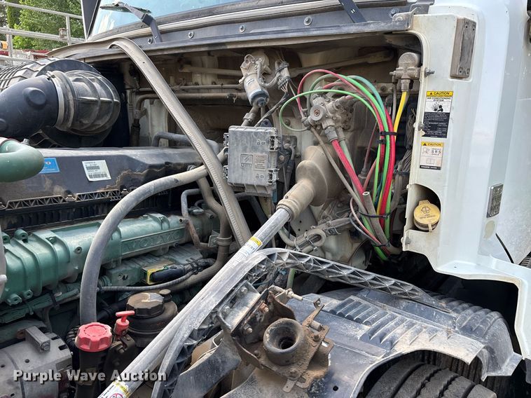 image for item DW7093 2015 Volvo VNL semi truck