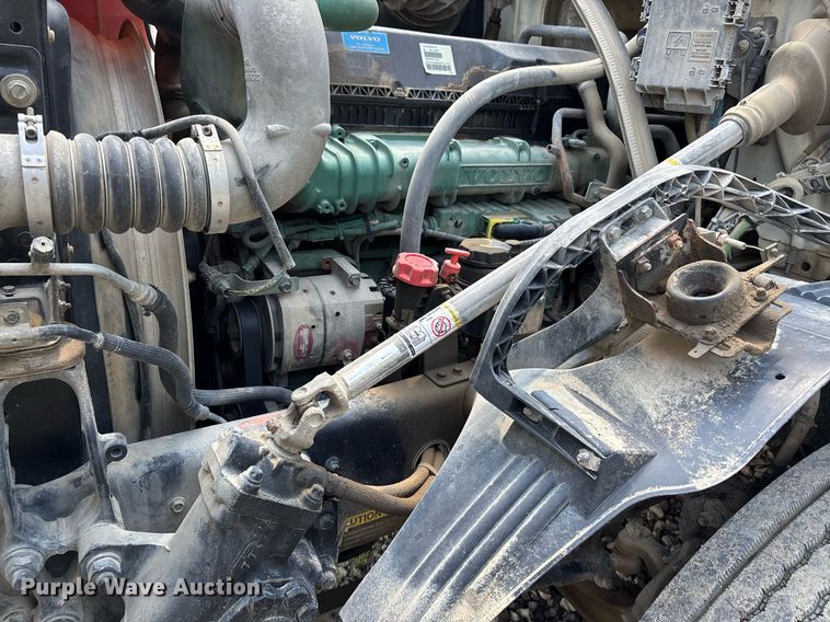 image for item DW7093 2015 Volvo VNL semi truck