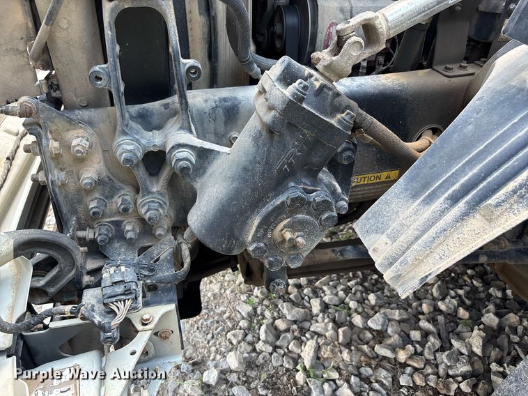 image for item DW7093 2015 Volvo VNL semi truck