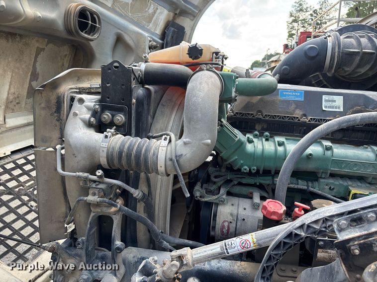 image for item DW7093 2015 Volvo VNL semi truck