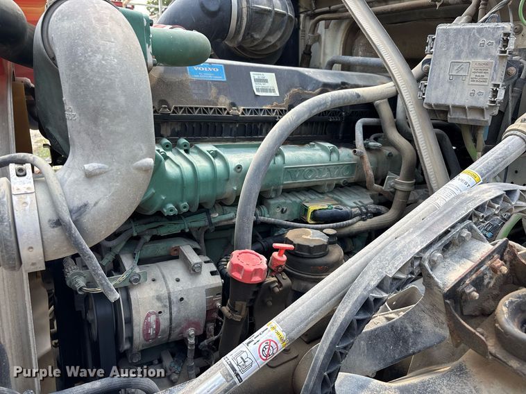 image for item DW7093 2015 Volvo VNL semi truck