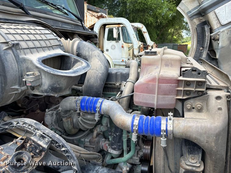 image for item DW7093 2015 Volvo VNL semi truck