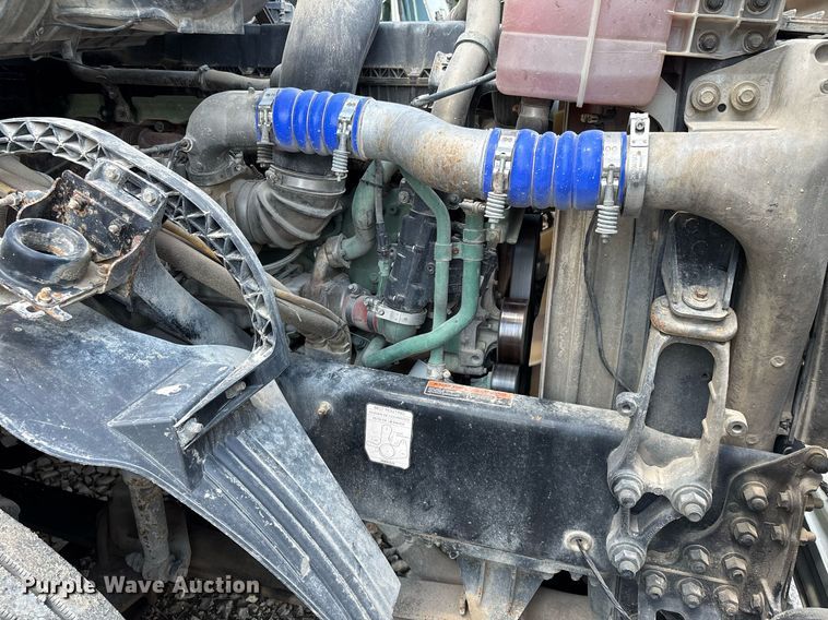 image for item DW7093 2015 Volvo VNL semi truck