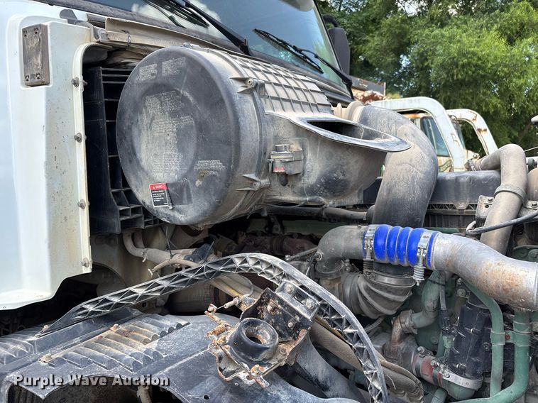 image for item DW7093 2015 Volvo VNL semi truck