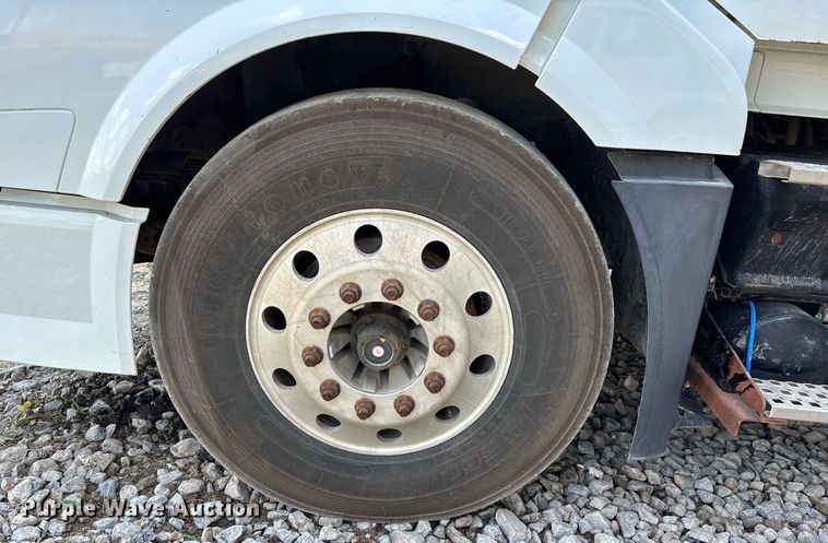 image for item DW7093 2015 Volvo VNL semi truck