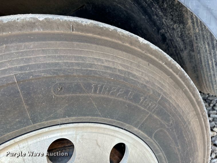 image for item DW7093 2015 Volvo VNL semi truck