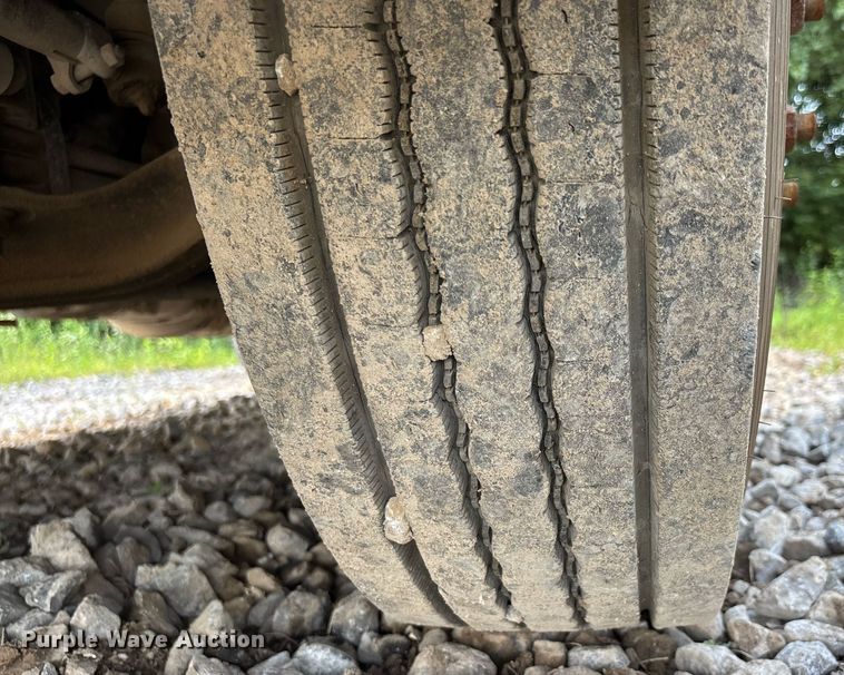 image for item DW7093 2015 Volvo VNL semi truck