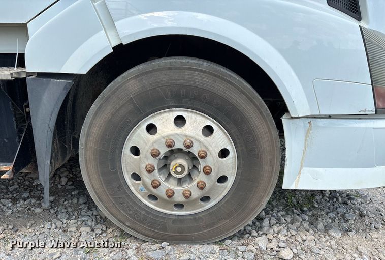 image for item DW7093 2015 Volvo VNL semi truck