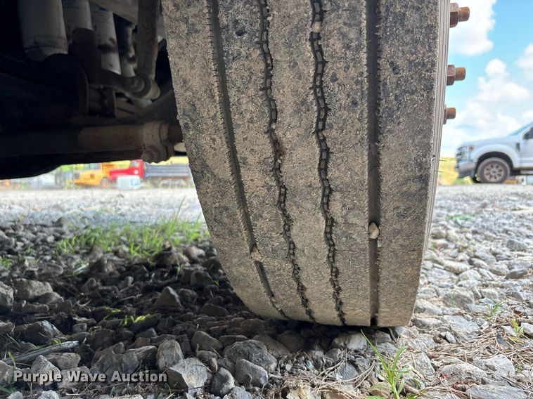 image for item DW7093 2015 Volvo VNL semi truck