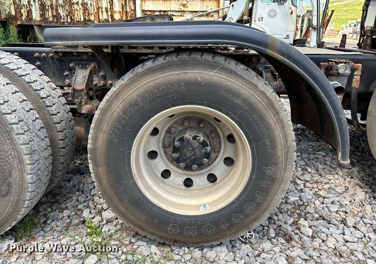 image for item DW7093 2015 Volvo VNL semi truck