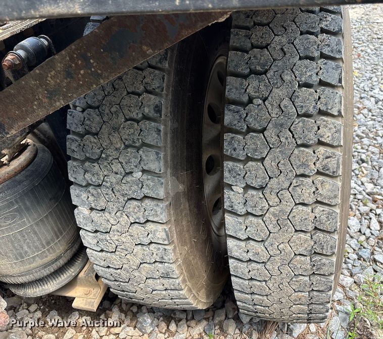 image for item DW7093 2015 Volvo VNL semi truck