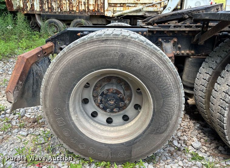 image for item DW7093 2015 Volvo VNL semi truck