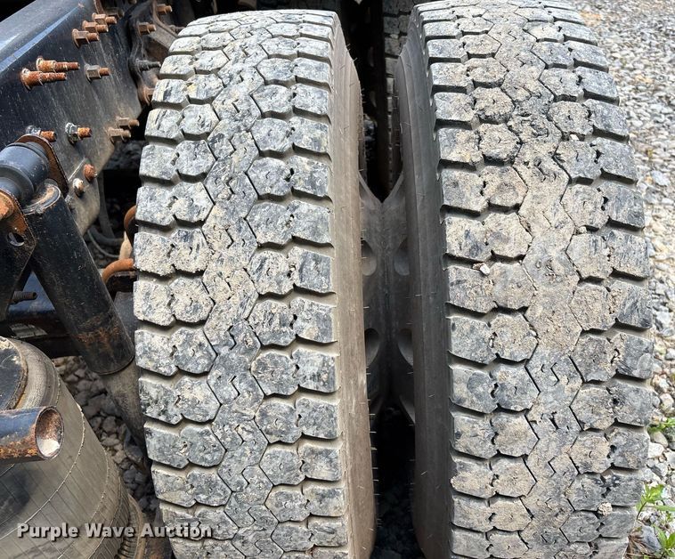 image for item DW7093 2015 Volvo VNL semi truck